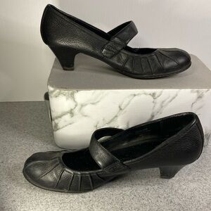 Born Concepts black Maryjane’s with stacked 2” heel Box 10‎